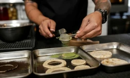 Le chef Rodrigo Pazos prépare un plat à base de farine de coca dans un restaurant de Bogotá, le 23 août 2022