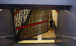 Un agent de sécurité ferme la porte de la station de métro Recreo à Quito aprÚs une panne d'électricité le 19 juin 2024