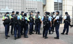 Des policiers sont rassemblés à l'extérieur du tribunal où 14 militants prodémocratie ont été reconnus coupables de subversion, le 30 mai 2024 à Hong Kong