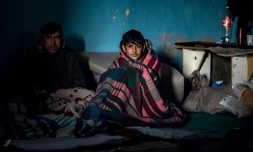 Des migrants dans un refuge improvisé le 8 décembre 2016 dans un entrepôt désaffecté de Belgrade