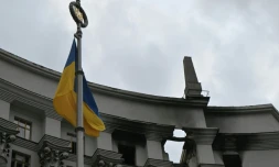 Un drapeau ukrainien flotte devant le bâtiment du gouvernement ukrainien endommagé la veille lors d'une frappe aérienne massive russe, le 8 septembre 2025 à Kiev 