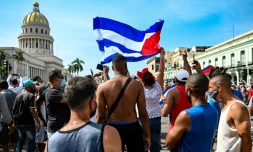 Des Cubains manifestent devant le Capitole à La Havane contre le gouvernement du président Miguel Diaz-Canel, le 11 juillet 2021