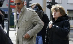 L'ex-majordome de Liliane Bettencourt, Pascal Bonnefoy (G) et l'ex-comptable de la milliardaire Claire Thibout (D) quittent le palais de justice de Bordeaux le 8 juin 2012