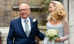 Le magnat des médias australien Rupert Murdoch (g) et sa nouvelle épouse, l'ancien mannequin américain Jerry Hall sur le parvis de St Bride à Londres, le 5 mars 2016