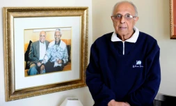 Le vétéran de la lutte anti-apartheid Ahmed Kathrada pose à côté d'une photo de lui avec Nelson Mandela, le 16 juillet 2012 chez lui à Johannesburg, en Afrique du Sud