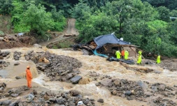 Des secouristes recherchent des survivants dans une maison détruite par les inondations après de fortes pluies à Yecheon, en Corée du Sud, le 15 juillet 2023