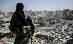 Un combattant des Forces démocratiques syriennes (FDS) sur un toit à Raqa, le 20 octobre 2017