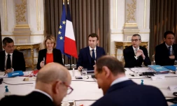 Le président Emmanuel Macron (c) lors d'un conseil de défense sur la situation en Ukraine, le 28 février 2022 à l'Elysée, à Paris