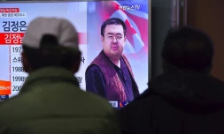 Des personnes regardent la télévision diffusant des informations concernant l'assassinat de Kim Jong-Nam , à Séoul le 14 février 2017