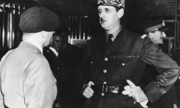 Le général de Gaulle en 1940 avec un officier inconnu à Londres