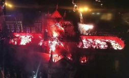 Capture d'écran de télévision d'une vue aérienne au 15 avril 2019 de l'incendie de la cathédrale Notre-Dame-de-Paris