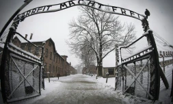 L'entrée du camp de concentration nazi d'Auschwitz-Birkenau le 25 janvier 2015
