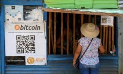 Une femme fait ses courses dans un lagasin qui accete le bitcoin à El Zonte (Salvador) le 4 septembre 2021