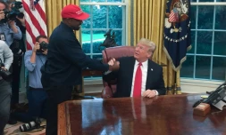 Le rappeur Kanye West (g) et le président Donald Trump dans le bureau ovale de la Maison Blanche à Washington, le 11 octobre 2018