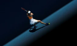 La Française Alizé Cornet a éliminé Simona Halep pour se qualifier pour le premier quart de finale de Grand chelem de sa carrière, à Melbourne, le 24 janvier 2022