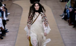 Un modÚle de la collection Chloé présenté le 3 mars 2016 lors de la fashion week à Paris