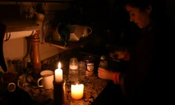 Une femme prépare à la bougie un biberon chez elle à Montevideo le 16 juin 2019, lors d'une panne de courant massive qui a touché toute l'Argentine et l'Uruguay