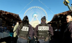 Deux policiers patrouillent sur le marché de Noël de Marseille, sur la Canebière, le 22 décembre 2016.