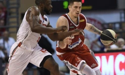 L'arrière de Chalon Jérémy Nzeulie défend sur le Strasbourgeois Paul Lacombe en finale de la ProA, le 23 juin 2017