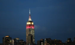 L'Empire State Building illuminé aux couleurs de Qatar Airways, photographié de Weehawken, New Jersey, le 27 juin 2017 