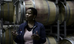 Ntsiki Biyela, premiĂšre vigneronne noire sud-africaine, patronne d'Alsina Wines, dans sa cave de Stellenbosch, prĂšs du Cap, le 18 octobre 2017