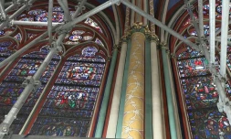 Image tirée d'une vidéo de l'AFP, le 11 avril 2024, montrant les vitraux et les piliers peints de Notre-Dame de Paris, pendant les travaux de restauration, cinq ans aprÚs l'incendie qui l'a dévastée