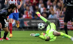 Le milieu du Real Isco marque le but du 2-1 face au portier de l'Atlético Jan Oblak, le 10 mai 2017 à Madrid