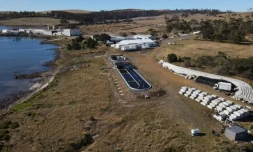 Vue aérienne de la ferme marine de Sea Forest à Triabunna, le 26 mars 2025 en Tasmanie