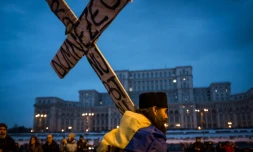 Un prêtre parmi les manifestants anticorruption devant le Parlement à Bucarest le 4 février 2017