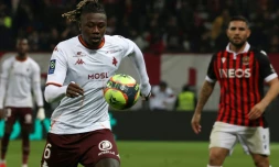 Le milieu de Metz Kevin N'Doram contre Nice d'Andy Delort (d), le 27 novembre 2021 Ă Nice