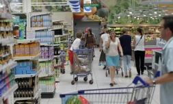 Des clients dans un supermarché à Coutances, dans la Manche, le 18 août 2015