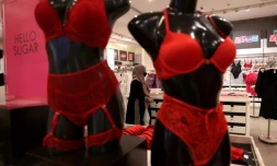 Des sous-vêtements de couleur rouge en vente dans une boutique à Ryad, le 9 février 2022 en Arabie saoudite