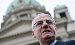 Le député ultranationaliste serbe Vojislav Seselj, s'adresse aux journalistes devant le Parlement à Belgrade, le 23 janvier 2015