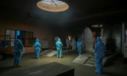 Rites funéraires lors de la crémation d'une victime du Covid-19 dans un crématorium de New Delhi, le 21 mai 2021