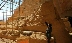 Le représentant du ministère afghan de la Culture, Hakim Safa, sur le site des bouddhas géants le 6 novembre 2016 à Bamiyan