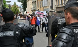 Des manifestants réclament la démission du préfet accusé de laxisme face aux expéditions punitives menées le week-end dernier par la communauté tchétchÚne dans le quartier sensible des Grésilles, le 20 juin 2020 à Dijon