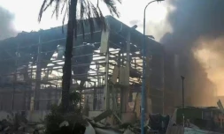 Des fumées s'échappent après des frappes israéliennes sur la centrale électrique de Ras Kutaib, à Hodeida, au Yémen, photo diffusée le 26 décembre 2024 par le centre des médias des Houthis