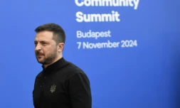 Le président ukrainien Volodymyr Zelensky arrive au sommet de la Communauté politique européenne (CPE), le 7 novembre 2024 à Budapest, en Hongrie