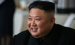 Le dirigeant nord-coréen Kim Jong Un, lors d'un entretien avec des responsables russes, dans la ville russe de Khassan, le 24 avril 2019 (photo fournie par les services de presse de l'administration du Primorié)