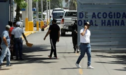 Des personnes attendent devant l'entrée du centre de détention migratoire de Haina, à Saint-Domingue, le 21 avril 2025 en République domincaine
