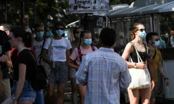 Des piétons portent des masques, le 11 août 2020 à Paris