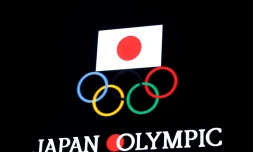 Les anneaux olympiques et un drapeau japonais sur le bùtiment du Musée olympique du Japon, à Tokyo, le 8 janvier 2021