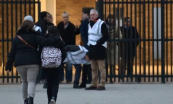 Une enfant arrive accompagnée de sa mÚre à Millas, prÚs de Perpignan, le 15 décembre 2017