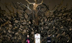 Photo diffusée par les médias du Vatican, le 24 mai 2025, du pape Léon XIV s'adressant aux membres de la Curie romaine et aux employés du Vatican à la salle d'audience Paul VI, au Vatican