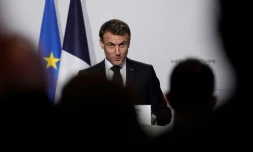 Le président français Emmanuel Macron prononce un discours après avoir visité le Musée national de la Marine, le jour de sa réouverture après six ans de rénovation, à Paris, le 27 novembre 2023