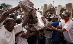 Cérémonie du "famadihana", ou du "retournement des morts", pièce essentielle du culte des ancêtres dans le village d'Ambohijafy, à Madagascar, le 23 septembre 2017