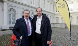 Le directeur du Tour de France Christian Prudhomme (d) et l'ancien champion belge Eddy Merckx posent avant une conférence de presse, le 16 janvier 2017 à Bruxelles