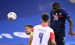 Le défenseur français Dayot Upamecano marque le 3e but pour les Bleus face à la Croatie, lors de leur match de Ligue des nations, le 8 septembre 2020 au Stade de France à Saint-Denis
score during the UEFA Nations League Group C football match between France and Croatia on September 8, 2020 at the Stade de France in Saint-Denis, near Paris.