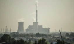 Une cheminée d'usine, le 25 septembre 2015 à Shijiazhuang, dans la province du Hebei, en Chine