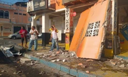 Des habitants devant un magasin endommagĂ© aprĂšs un tremblement de terre qui a frappĂ© la ville d'Esmeraldas, en Ăquateur, le 25 avril 2025